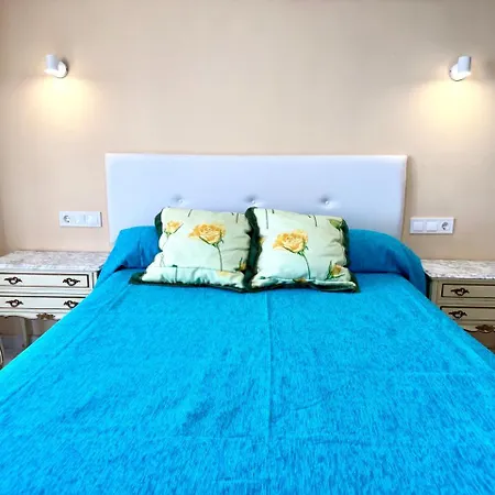 Beachfront For 6, 3 Bathrooms, Levante Appartamento