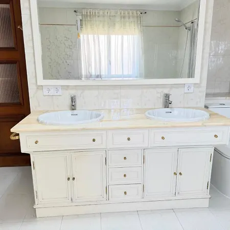 Beachfront For 6, 3 Bathrooms, Levante Appartamento